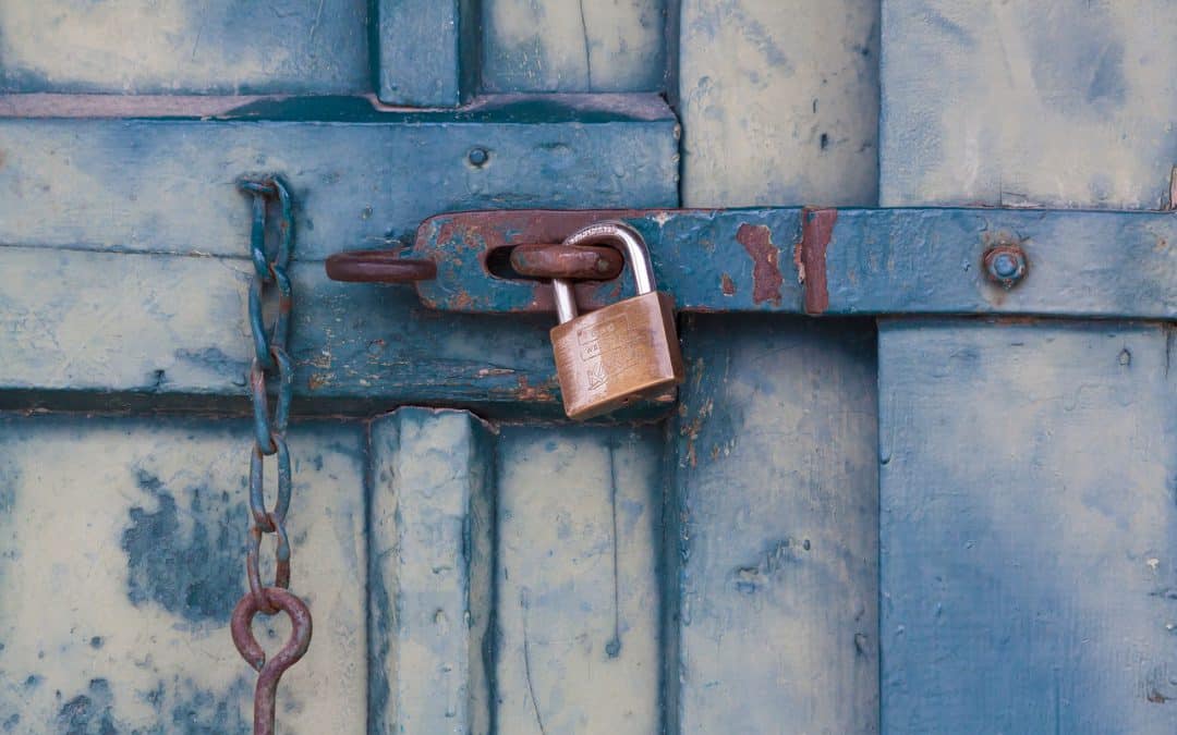 gold-padlock-locking-door-164425